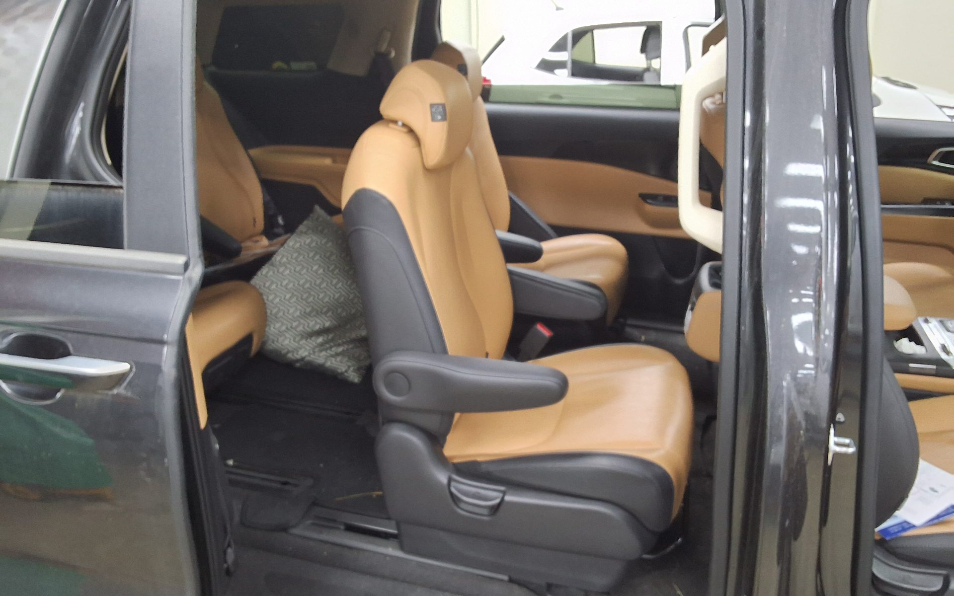 2023 - kia carnival
