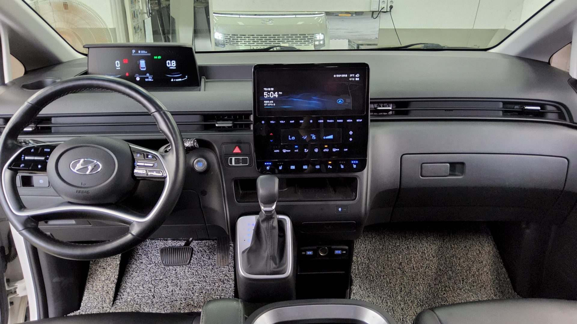 2023 - hyundai staria