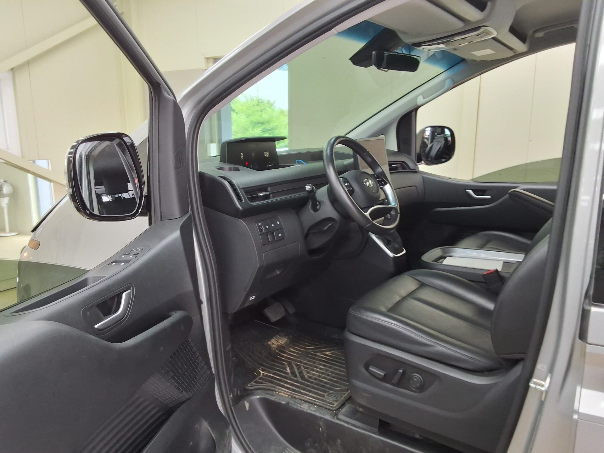 2022 - hyundai staria
