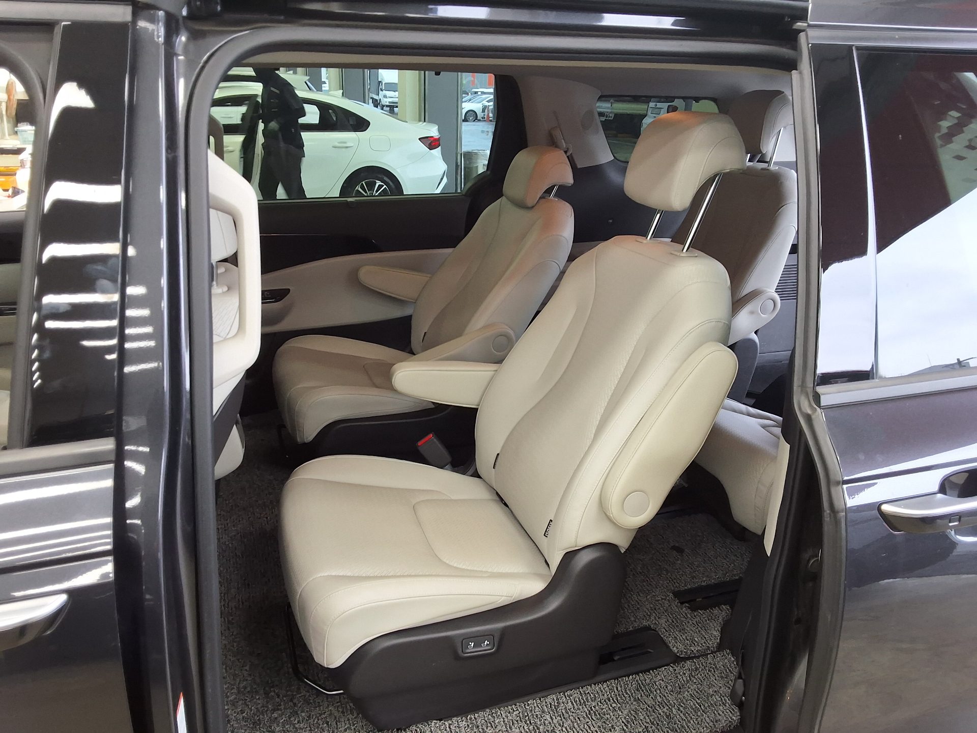 2023 - kia carnival