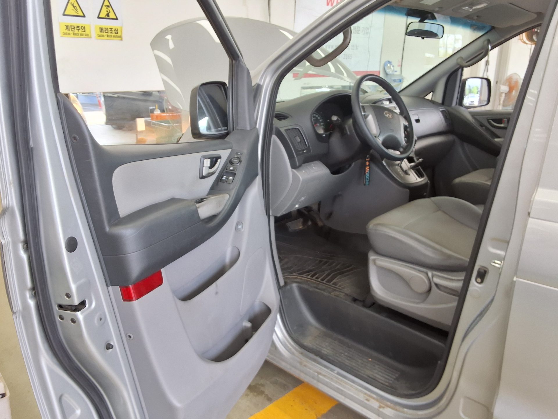 2011 - hyundai grand starex