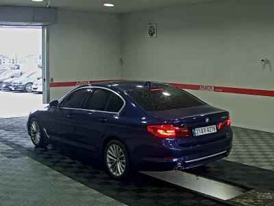 بي إم دبليو 5 Series (7Th Gen) 520D Xdrive فاخر Line Plus 2020 فاخر LINE PLUS