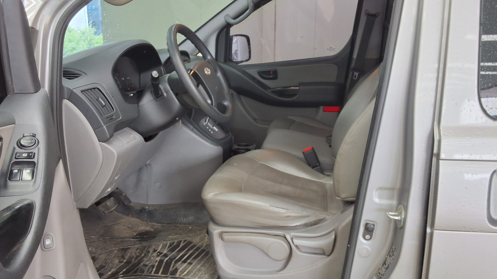 2012 - hyundai grand starex