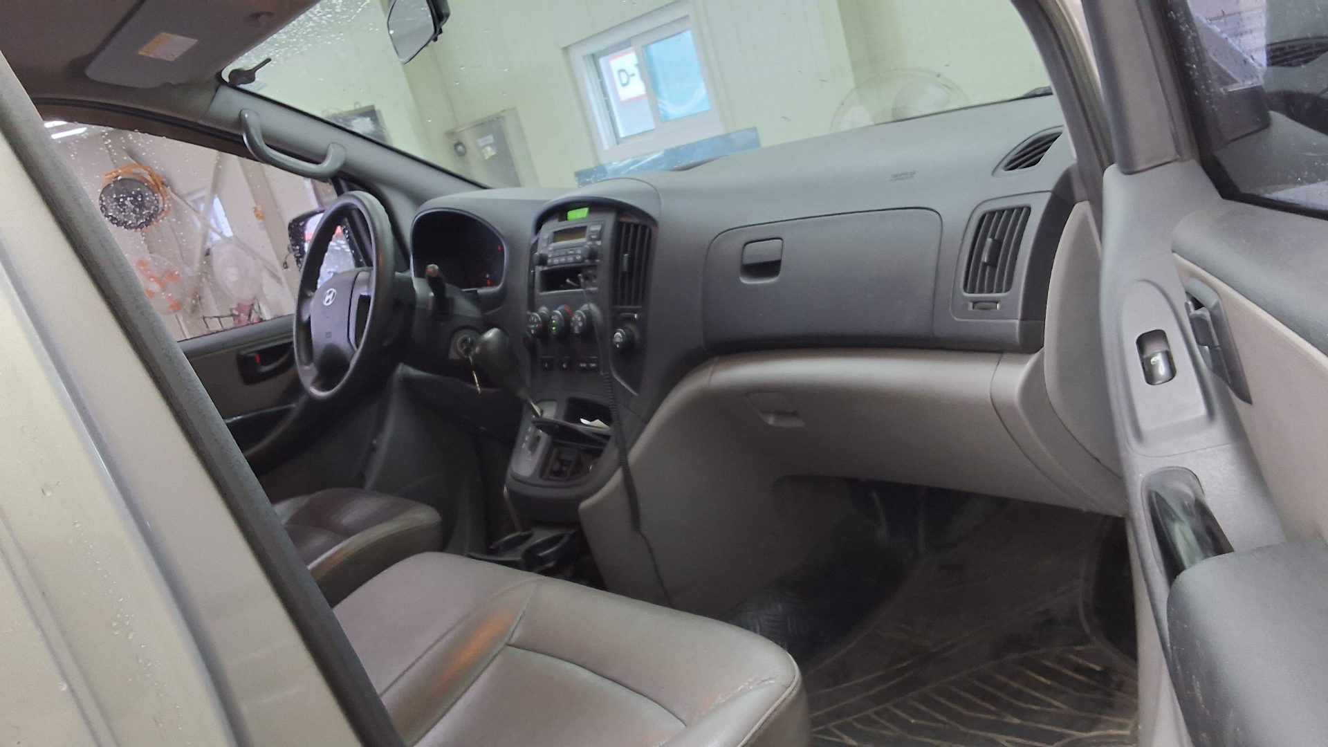 2012 - hyundai grand starex
