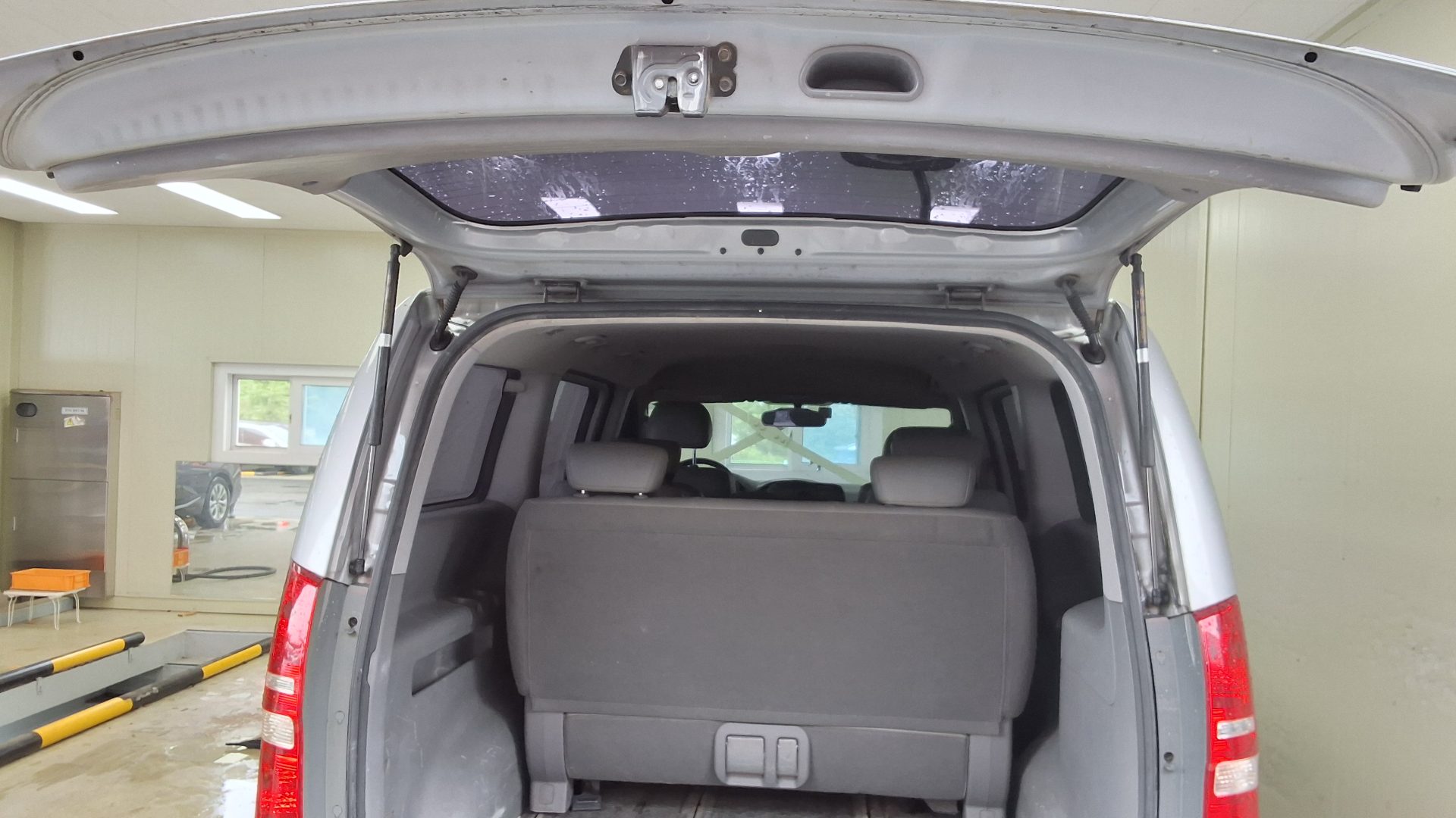2012 - hyundai grand starex