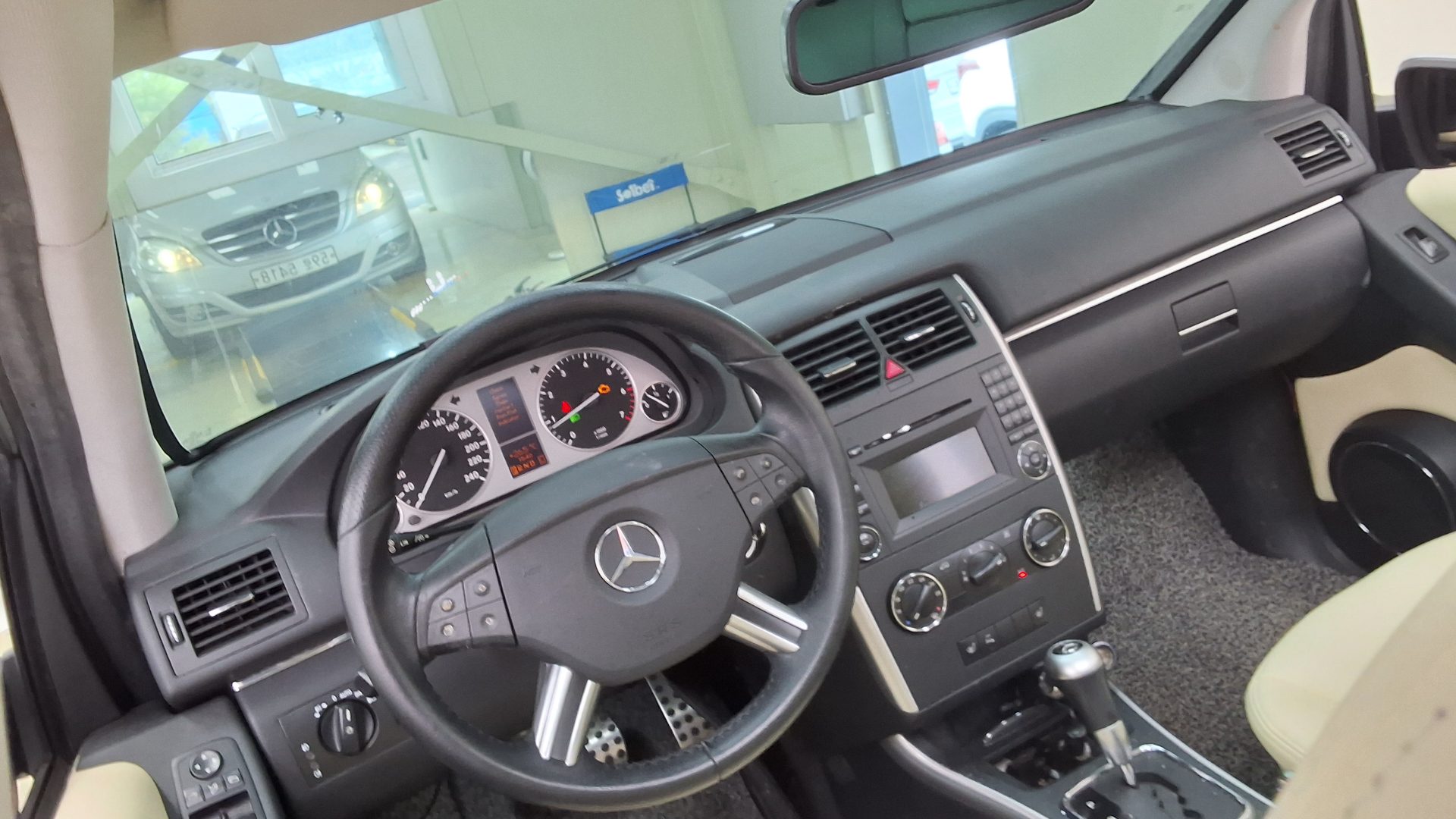 2011 - mercedes-benz b200