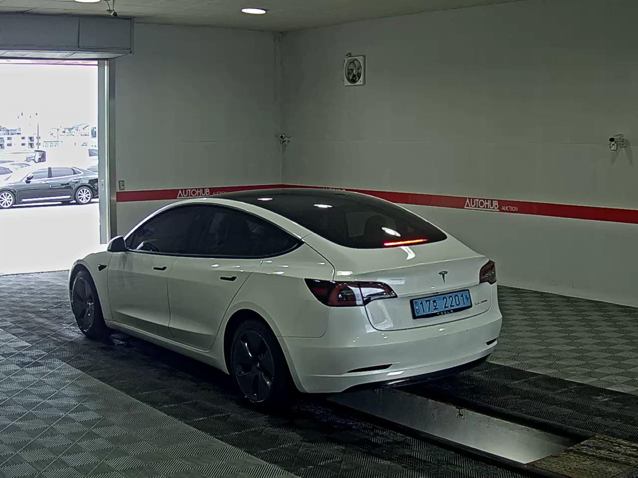 Tesla Model 3 2022 — صورة 2