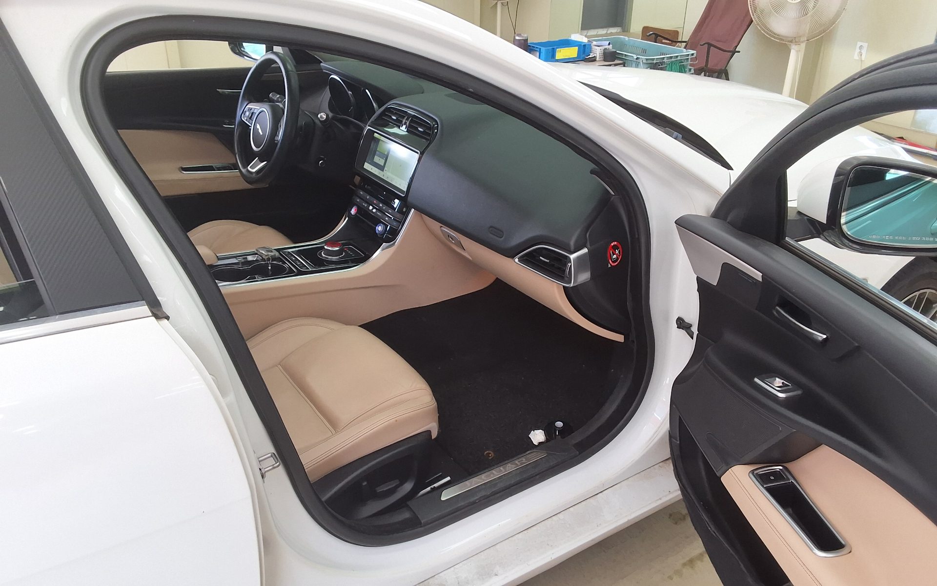 2017 - jaguar xe