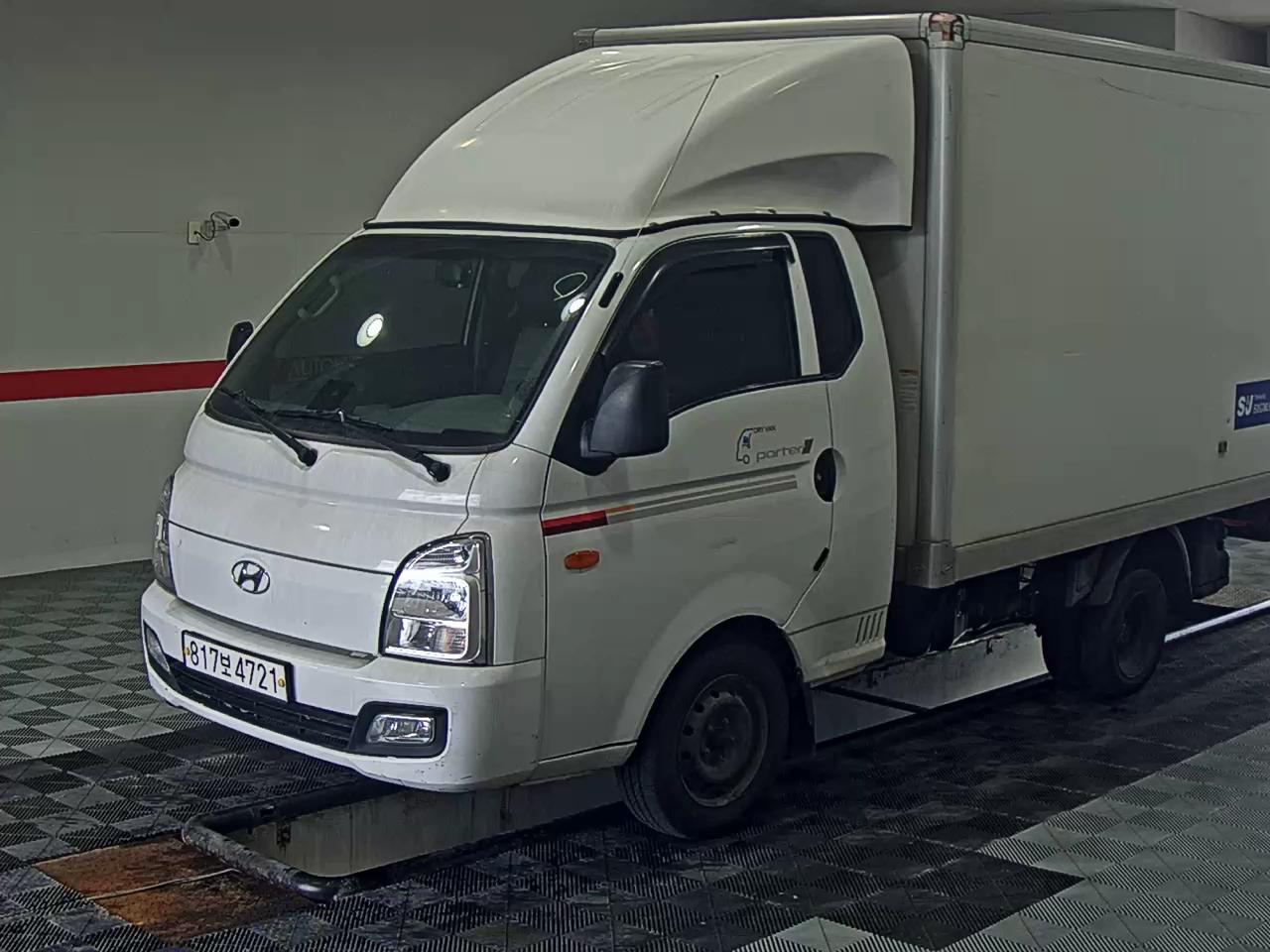 HYUNDAI PORTER II HIGH-ROOF BUILT-IN BOX TRUCK SUPER CAB