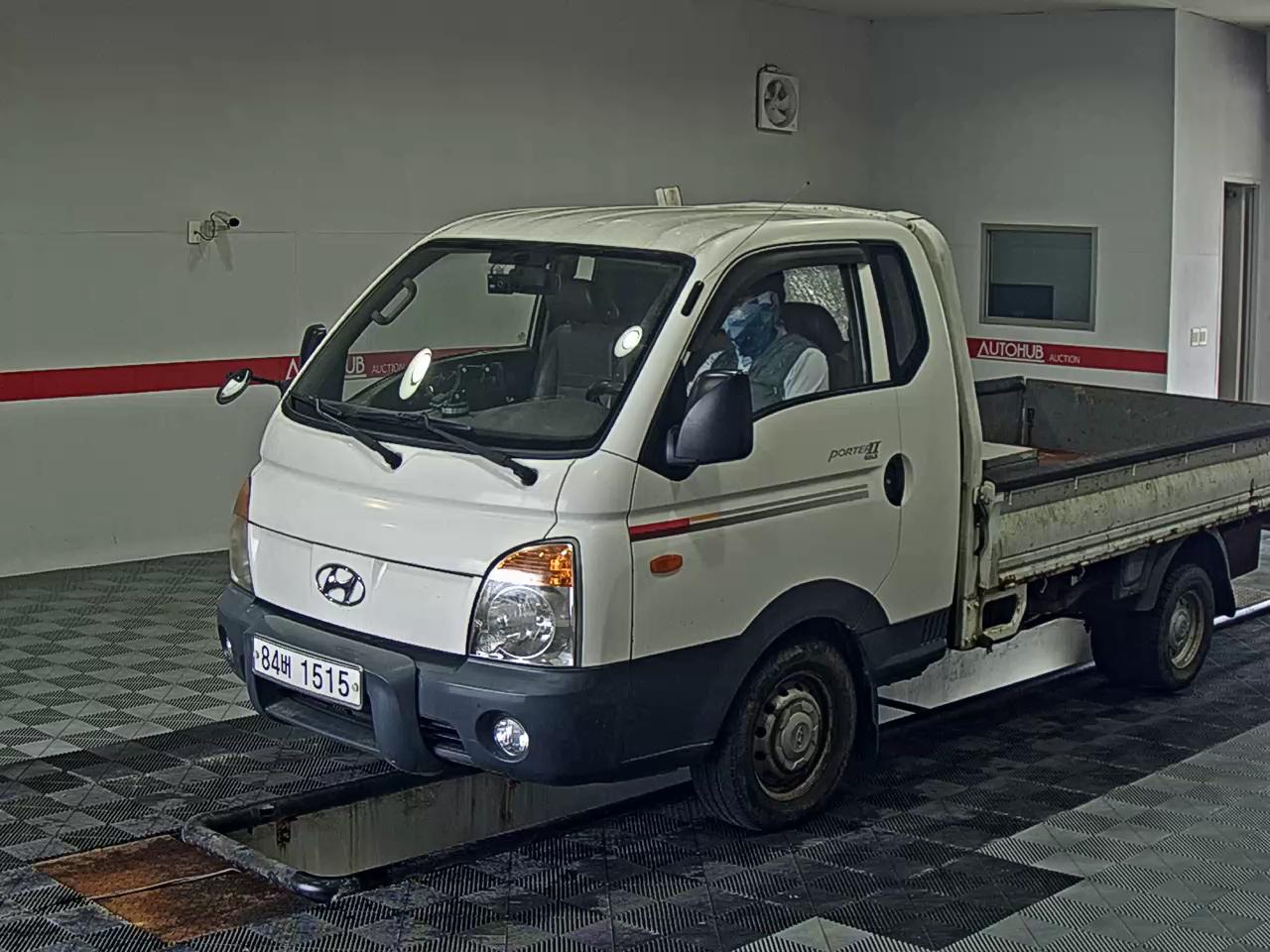 HYUNDAI PORTER II SUPER CAB EXTRA WHEELBASE GOLD