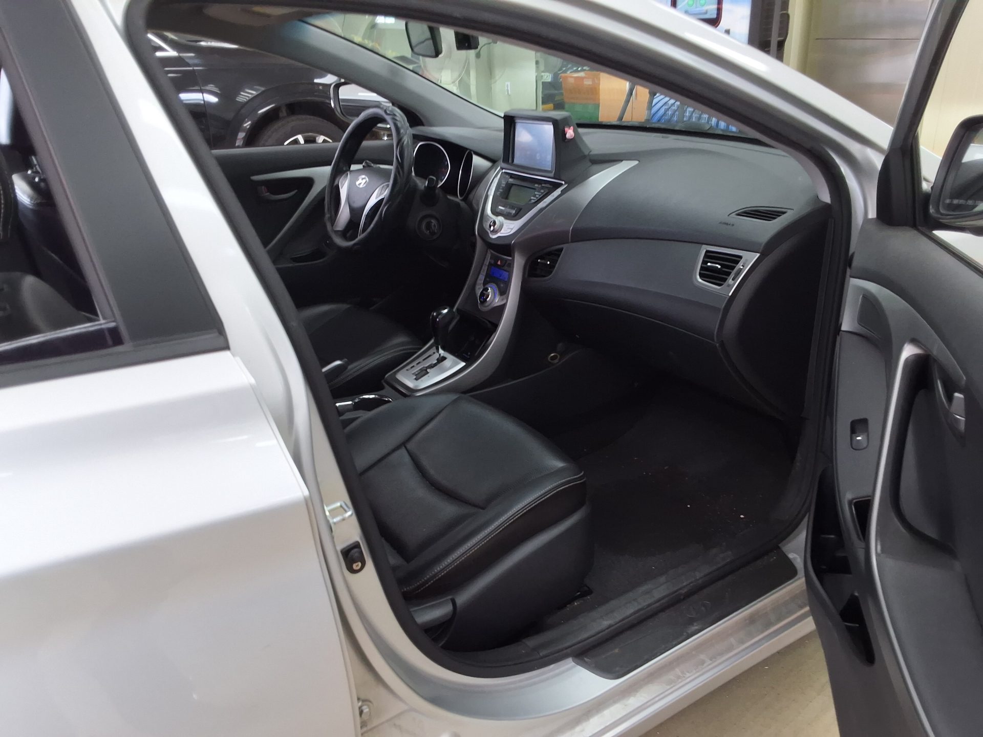 2012 - hyundai avante