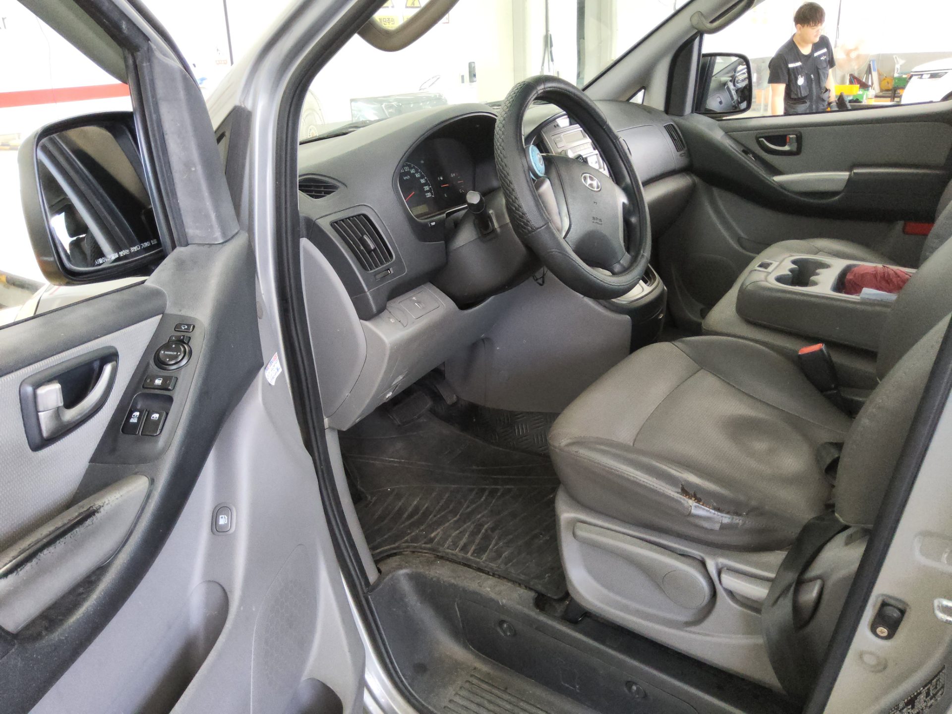 2011 - hyundai grand starex