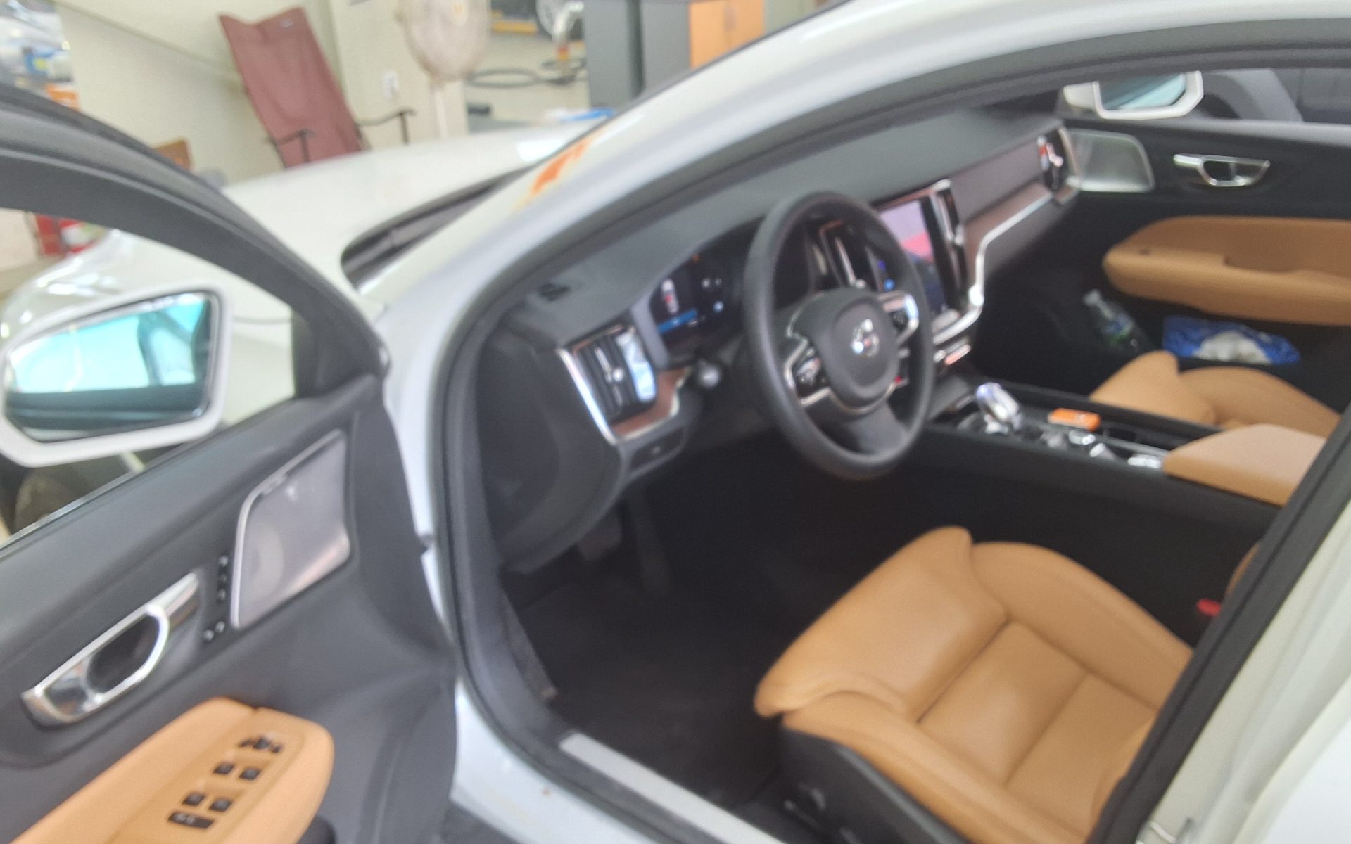 2023 - volvo v60