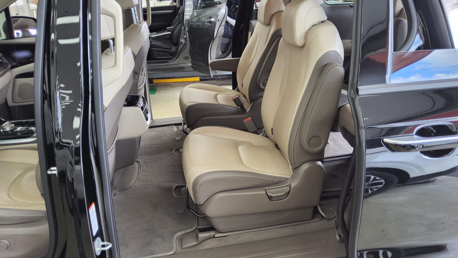 2023 - kia carnival