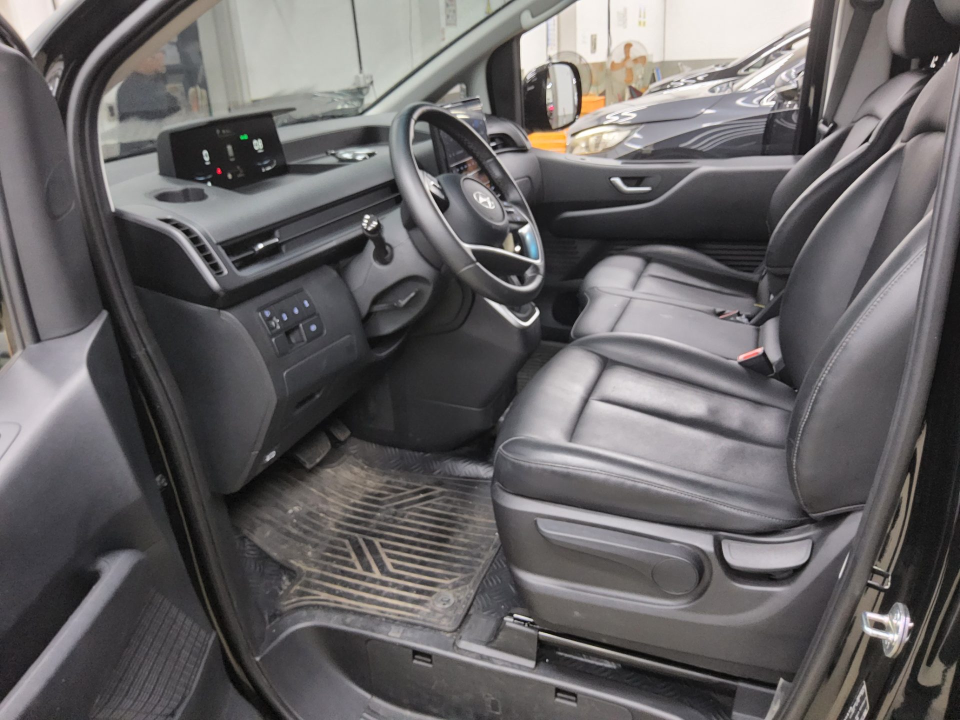 2025 - hyundai staria