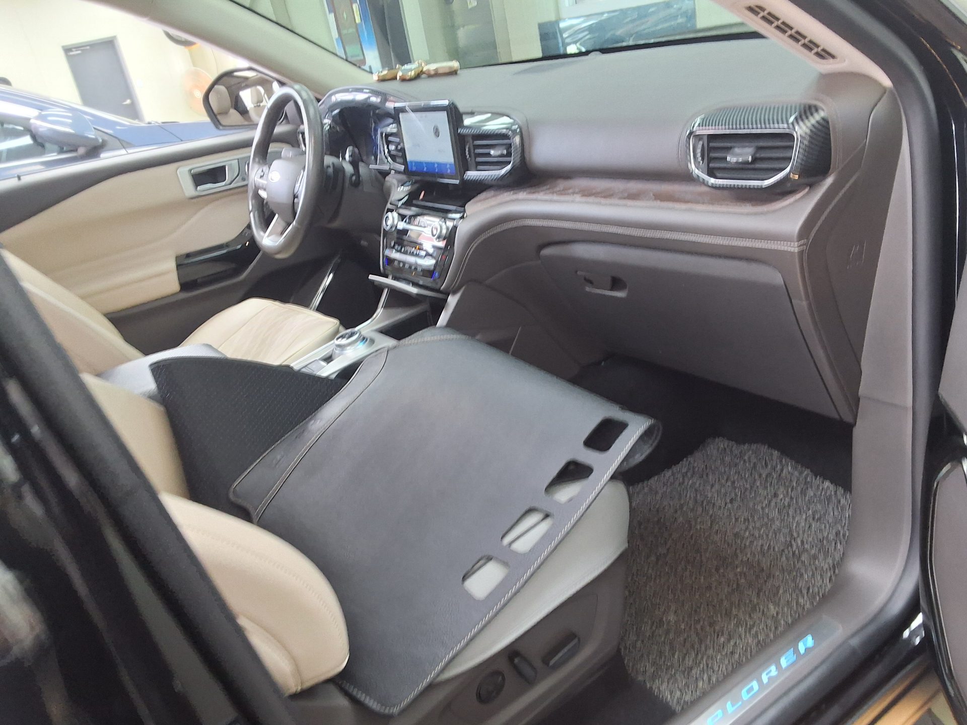 2021 - ford explorer