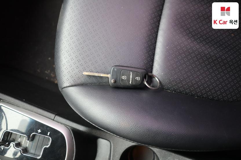2013 - hyundai accent