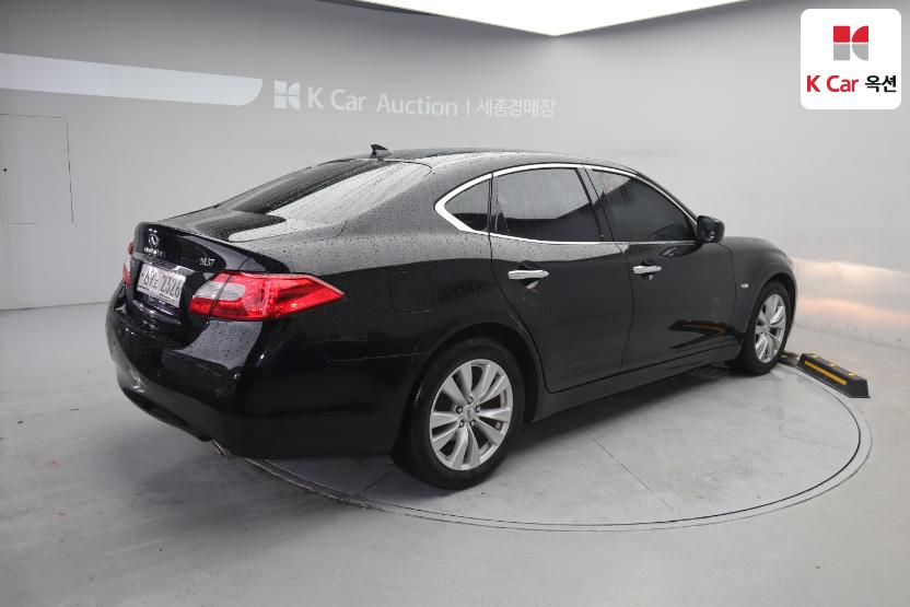 2011 - infiniti m37