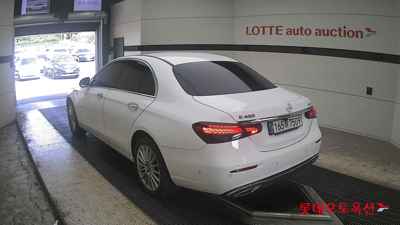 Mercedes-Benz E220 2022 — صورة 2