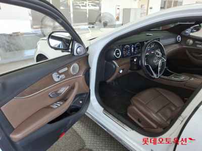 Mercedes-Benz E220 2022 — صورة 4