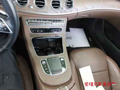 Mercedes-Benz E220 2022 — صورة 5
