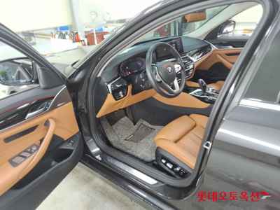 Bmw 520I 2022 — صورة 3