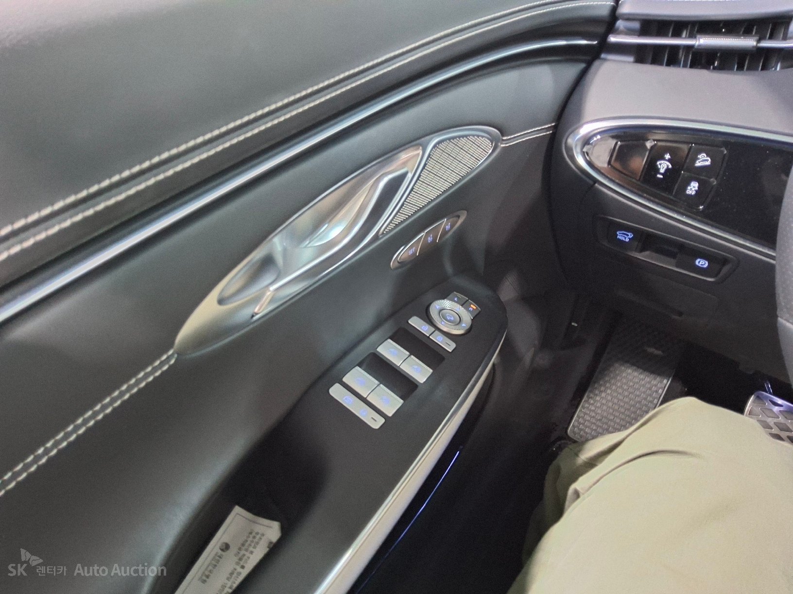 2022 - genesis egv70